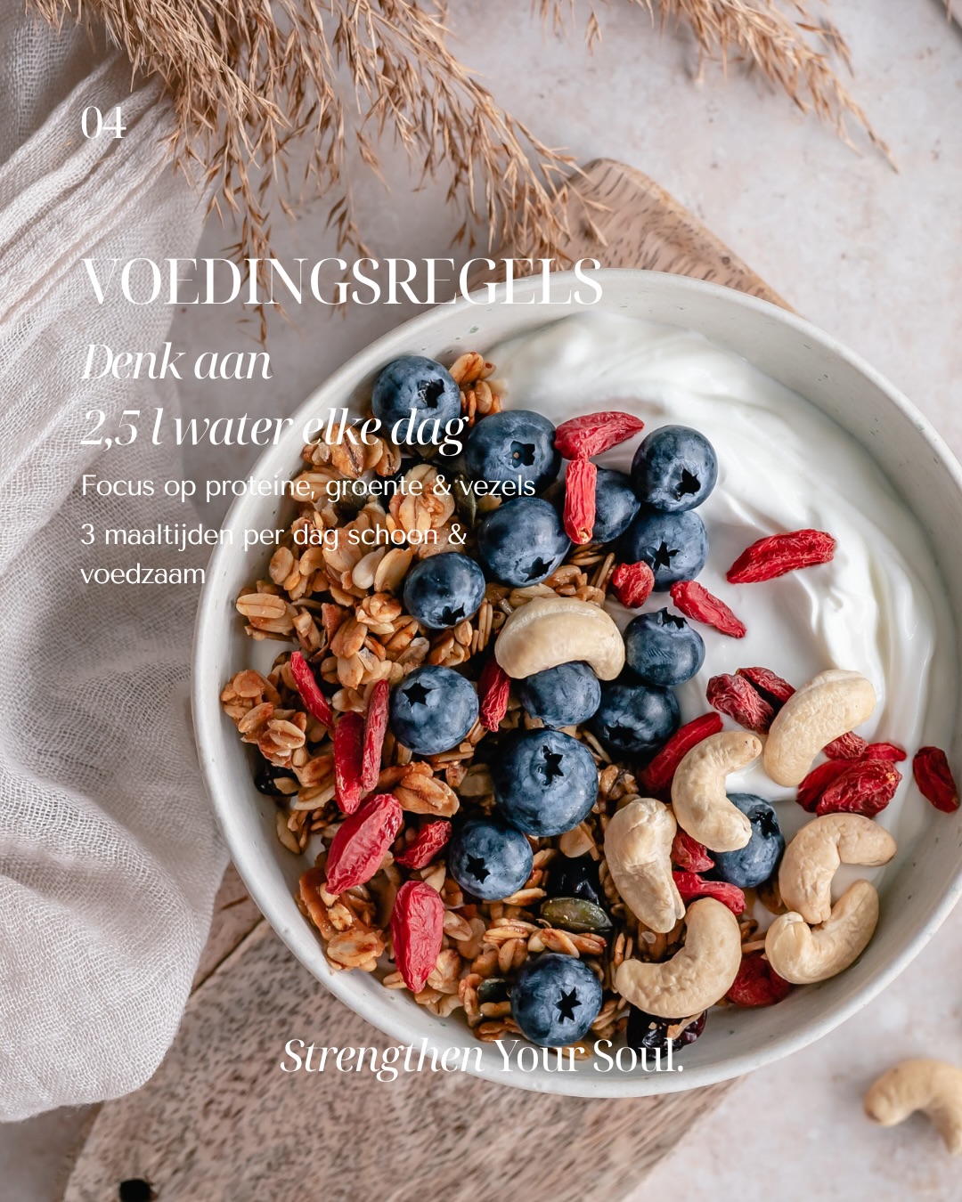 Voedzame yoghurtbowl met granola en blauwe bessen