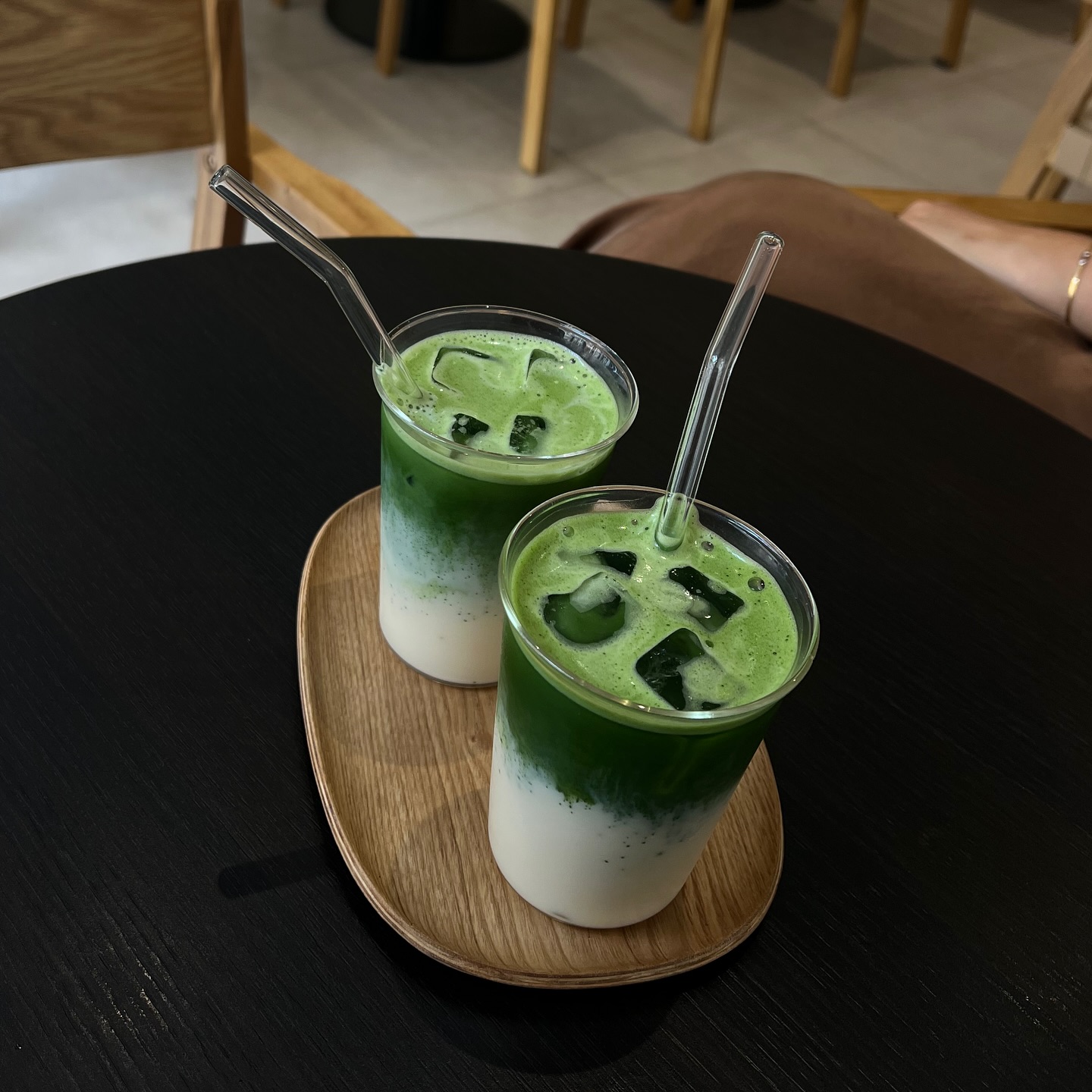 Twee iced matcha lattes — bewust genieten