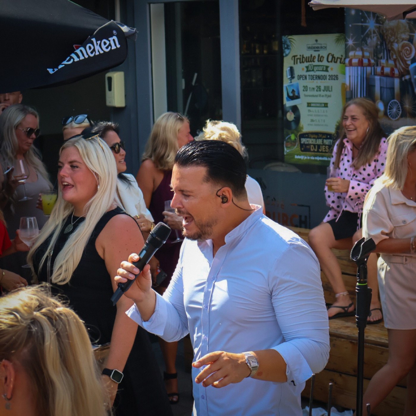Mike Peterson zingt vol overgave met microfoon midden tussen het publiek