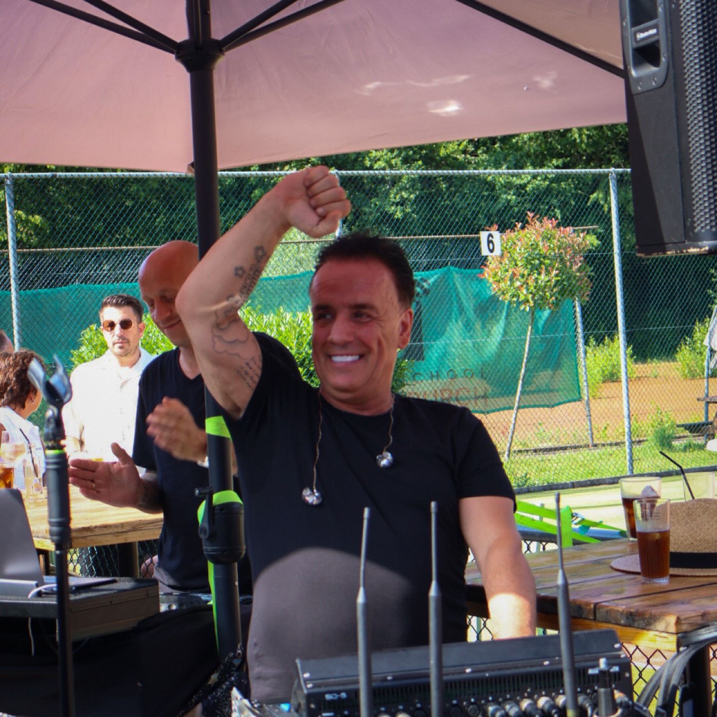 Danny Prijs juicht tijdens een liveoptreden in de buitenlucht