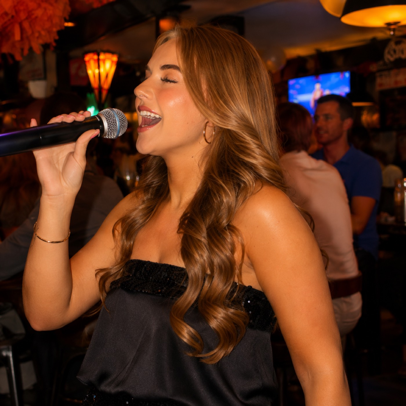 Zangeres zingt vol overgave in de microfoon tijdens een liveoptreden in Ton's Muziek Café