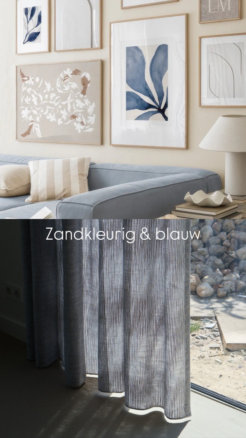 Kleurenmoodboard 'Zandkleurig en blauw' met grijsblauwe bank en linnen gordijn