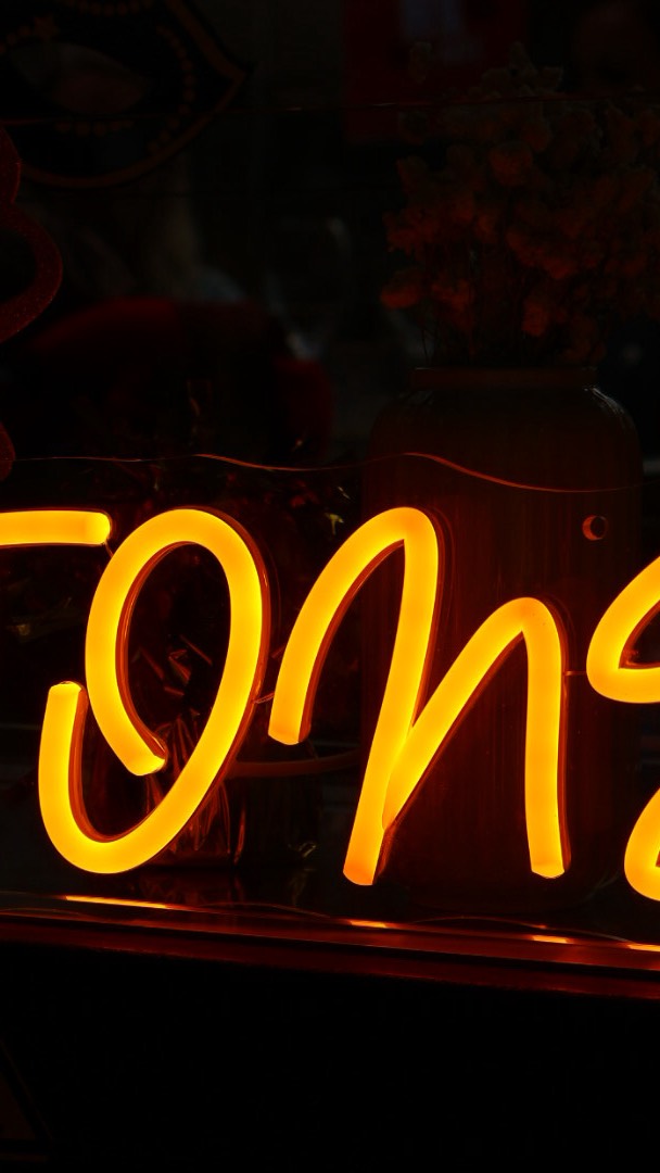 Warme neonletters in het interieur van Ton's Eetcafé